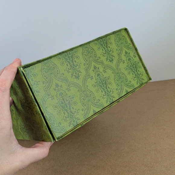 Gucci Gift Box, Green Embossed Patterning - Picture 5 of 16